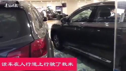 遵义一越野车冲上人行道,撞进汽车销售店